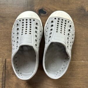 Native Kids Water Shoes in Gray and White